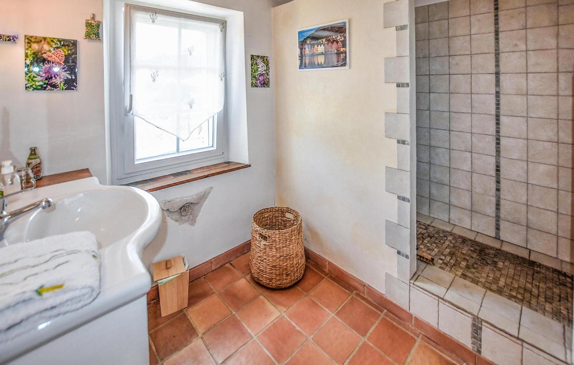 2 Bedroom Gorgeous Home In Villes-Sur-Auzon Bagian luar foto